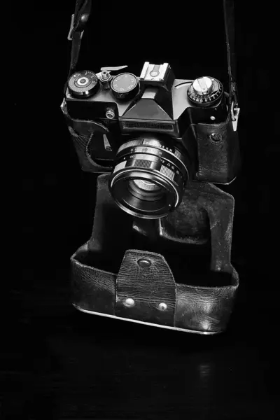 Eine Alte Film Entfernungsmesser Spiegelreflexkamera Verschlissenen Etui Schwarz Weiß Fotografie — Stockfoto