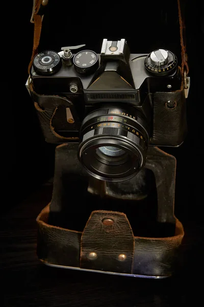 Una Vecchia Fotocamera Reflex Telemetro Caso Squallido Uno Sfondo Scuro — Foto Stock