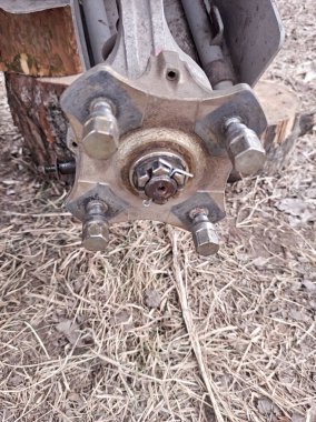 Fren diski ve kalibreli tekerlek merkezi araca monte edildi. Araç tamir ediliyor ya da tamir ediliyor.