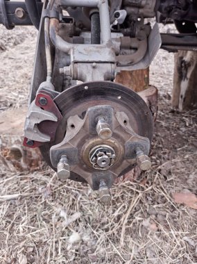 Fren diski ve kalibreli tekerlek merkezi araca monte edildi. Araç tamir ediliyor ya da tamir ediliyor.