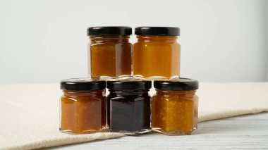 Küçük reçel kavanozları. Tutku dolu meyve reçelli küçük cam kavanozlar. Kayısı reçeli. Erik saklama. Reçel ayarlandı.