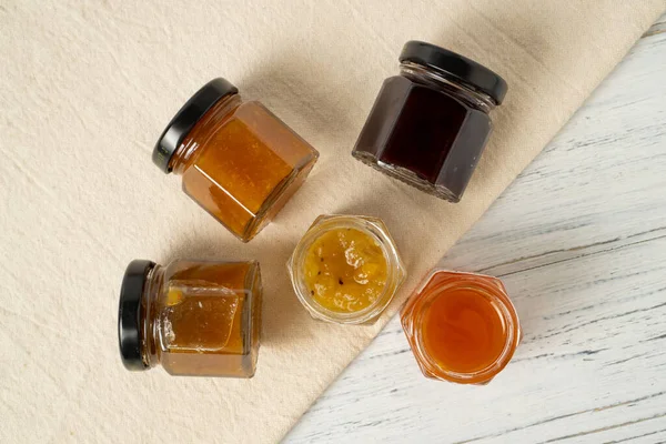 Küçük reçel kavanozları. Küçük kavanozlar dolusu reçel. Cam şişelerde farklı meyve reçelleri