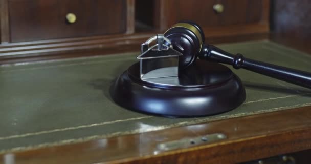 Ley Gavel Para Aplastar Mesa Jueces Representa Justicia Subasta Propiedades — Vídeos de Stock