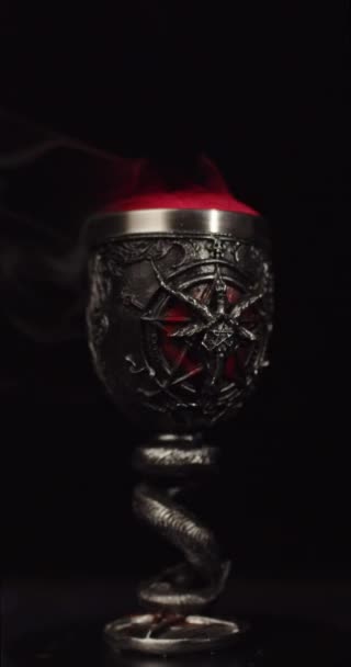 Натюрморт Сатанинский Кипящей Жертвенной Чашей Свечами Черным Фоном — стоковое видео