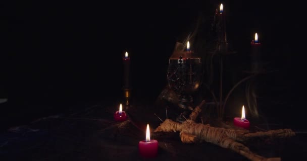 Алтарь Сатанинских Ритуалов Черном Фоне — стоковое видео