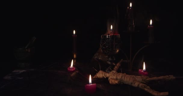 Altar Para Rituales Satánicos Sobre Fondo Negro — Vídeo de stock