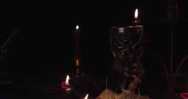 Siyah arkaplandaki şeytani ayinler için sunak