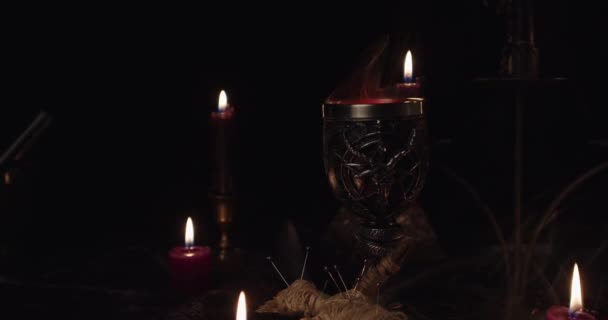 Buharı Tüten Kurban Bardağı Siyah Arkaplan Mumlarıyla Still Life Satanic — Stok video