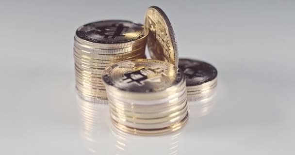 Bitcoin Símbolo Girando Sobre Mesa Mármore Btc Dinheiro Dourado Girando — Vídeo de Stock