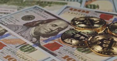 Bitcoin kripto-para yığını 100 dolarlık banknotlar, izole edilmiş, 4K otantik metal jetonlar.