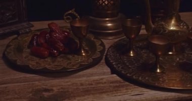 Özel tarihli Ramazan kareemi ve Arap çayı