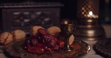 Özel tarihli Ramazan kareemi ve Arap çayı