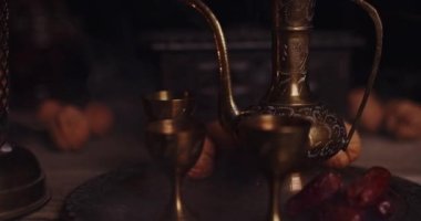 Çay fincanları ve hurmalar tahtada tahtada, arka planda. Ramazan kareem bayramı konsepti