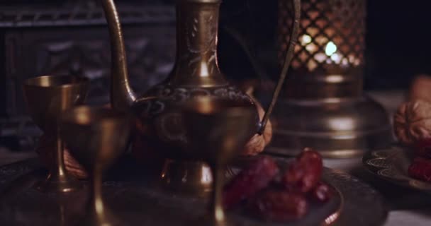 斋月卡列姆与优质日期和阿拉伯茶 — 图库视频影像