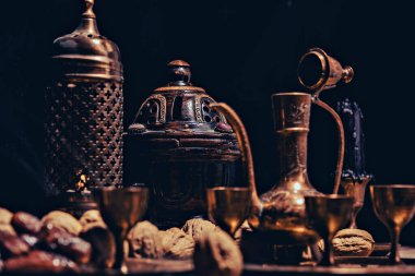 Kırmızı çizgili kumaşta meyveli kumaş. İftar Gıda Çoğunlukla Ramazan 'da Yemek