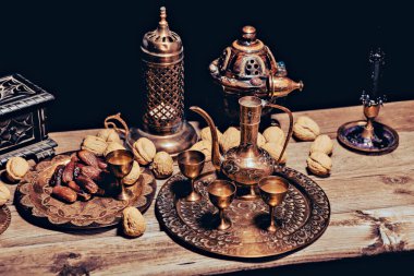 İran çayı ve çaydanlıklar çay fincanlarına sıcak çay döküyorlar.