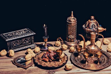 Kırmızı çizgili kumaşta meyveli kumaş. İftar Gıda Çoğunlukla Ramazan 'da Yemek