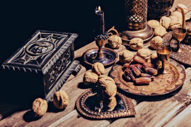 Kırmızı çizgili kumaşta meyveli kumaş. İftar Gıda Çoğunlukla Ramazan 'da Yemek