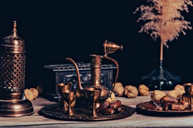 İran çayı ve çaydanlıklar çay fincanlarına sıcak çay döküyorlar.