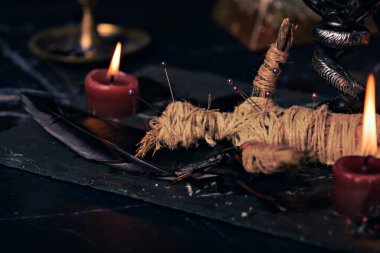 Vudu bebeği ayin sahnesinde yakın çekim, mumlu sihirli masa, büyücülük ve maneviyat konsepti