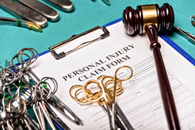 Sağlık ve Hukuk. Yanlış tedavi, kişisel yaralanma avukatı. Yargıç Tokmak ve Ameliyat Masası, üst görünüm