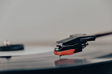 Yakın plan, klasik müzik çalar, plağı çalarken, Black Platter