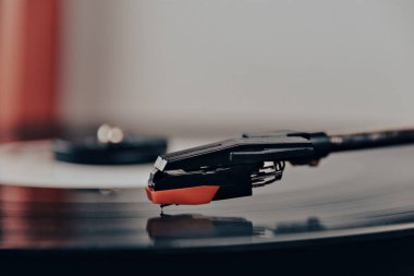 Turntable vinil plak çalar
