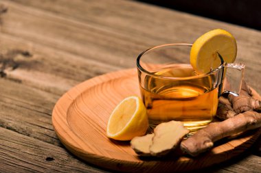 Limon ve zencefilli su ahşap masada.