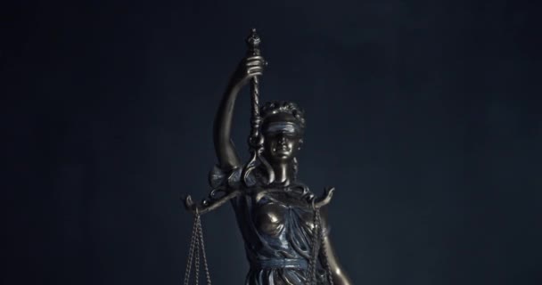 Rechtsrecht Patentanwalt Oder Erfolgreiches Anwaltskonzept Bronzestatue Der Themis Oder Dame — Stockvideo