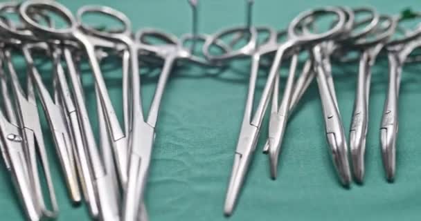 Ensemble Instruments Chirurgicaux Brucelles Scalpels Scies Couteaux Amputation Pinces Pinces — Video
