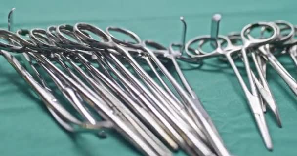 Sebészeti Műszerek Csipeszt Szikét Fűrészt Amputációs Kést Mikrosebészeti Fogót Fogót — Stock videók
