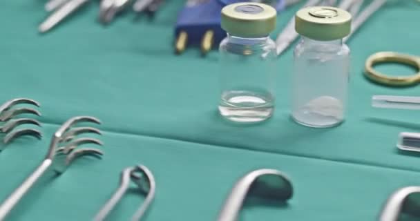 Sebészeti Műszerek Csipeszt Szikét Fűrészt Amputációs Kést Mikrosebészeti Fogót Fogót — Stock videók
