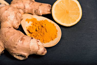 Tarçın, anason star, limon ve jinger rustik tablo ile baharatlı çay