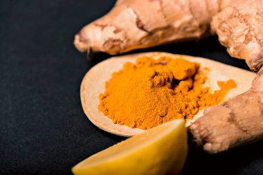 Tarçın, anason star, limon ve jinger rustik tablo ile baharatlı çay