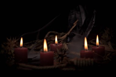 Tahta arka planda dramatik ışıklandırmalı Voodoo Bebeği