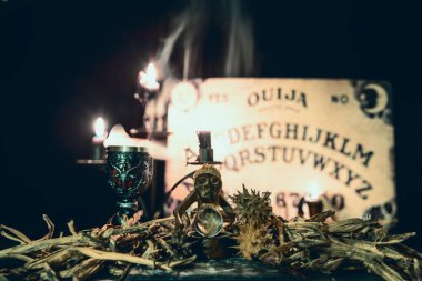 Kara büyü oturumu ve çarpıcı ışıklandırmalı pagan ayinleri.