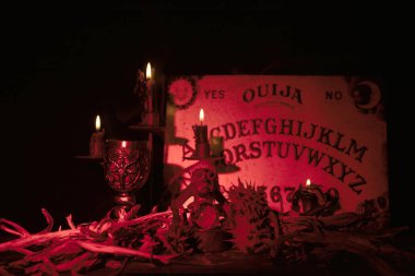 Kara büyü oturumu ve çarpıcı ışıklandırmalı pagan ayinleri.