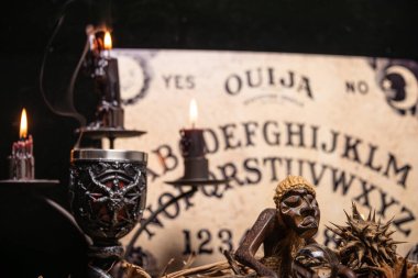 Sihirli şamdanlarla, şeytani mumlarla dolu bir hayat. Okült, şeytani ve esrarengiz sembollerle kara büyü ritüeli.