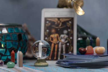 Haritacılık - Odaklanamayan Tarot Kartlarıyla Bulanık Sunakta Sarkaç