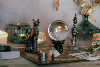 Tarot kartları ve kristal küre ile Esrarengiz Kehanet
