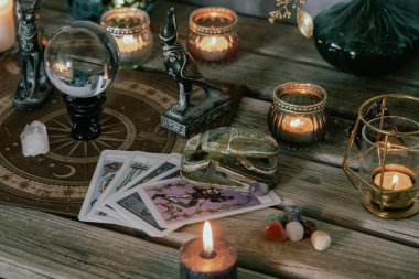 Esrarengiz Tarot ve Kristal Topun Gizemli Dekorasyonu