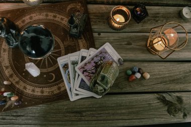 Esrarengiz Tarot ve Kristal Topun Gizemli Dekorasyonu