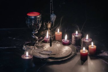 Sarkacı ve Gizemli Sembollerle Gizemli Okült Töreni