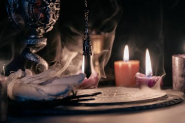 Sarkacı ve Gizemli Sembollerle Gizemli Okült Töreni