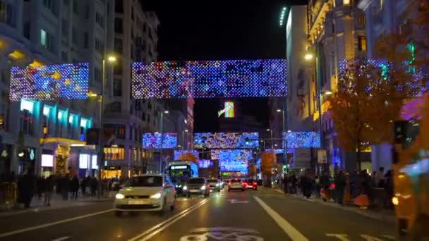 Gran Der Innenstadt Beleuchtet Mit Weihnachtsbeleuchtung Autos Umlauf Und Menschen — Stockvideo