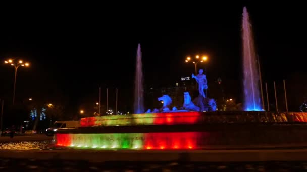 Neptunbrunnen Der Innenstadt Von Madrid Die Farben Der Spanischen Flagge — Stockvideo