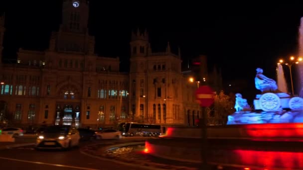 Συντριβάνι Cibeles Μαδρίτης Την Ισπανική Σημαία Χρώματα Φωτίζοντας Νερό Της — Αρχείο Βίντεο