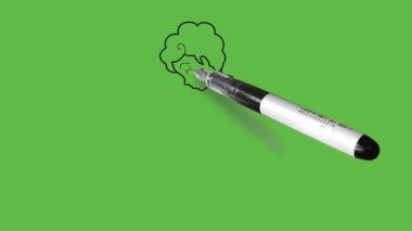 Diz çökmüş küçük çocuk elinde tutarak büyüteçle yeşil tişört, mavi pent, yeşil ayakkabı ve soyut yeşil arka planda siyah çizgili sarı şapka giyiyor.