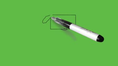 Koyu tenli genç adam iki elinde açık mavi gömlek, siyah pantolon, kahverengi kemer ve soyut yeşil arka planda siyah çizgili ayakkabılar giyerek dimdik ayakta duruyor.