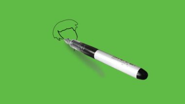 Genç bir çocuk yeşil tişört, siyah pantolon ve soyut yeşil arka planda siyah çizgili beyaz ayakkabılar giyerek kollarını yastığa koyarak dinleniyor.